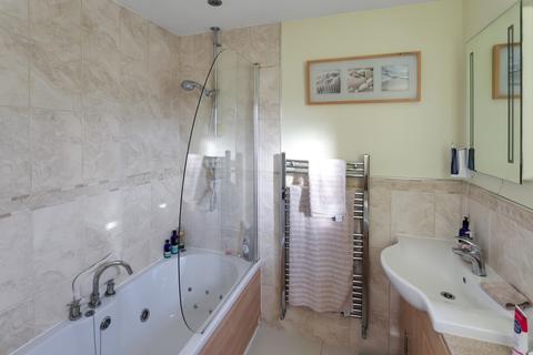 4 bedroom detached house for sale - Gowrie Place, Caterham