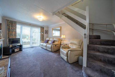 8 Denham Close, Hemel Hempstead, HP2 7JW