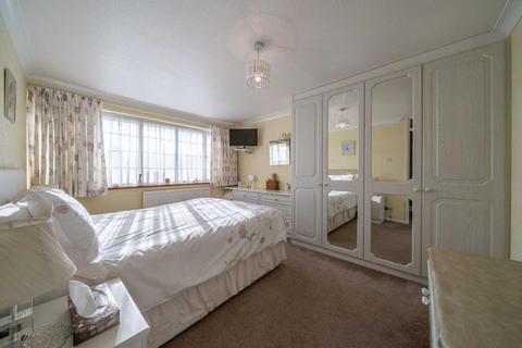 8 Denham Close, Hemel Hempstead, HP2 7JW