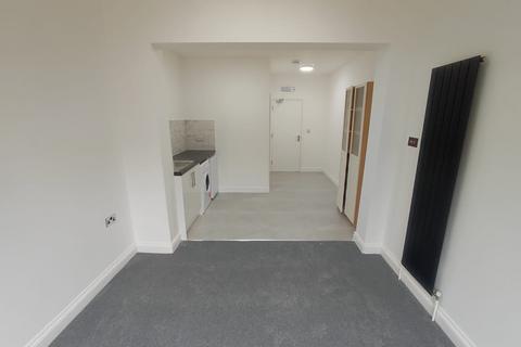 Studio to rent, Ashburnham Road, Luton, Bedfordshire