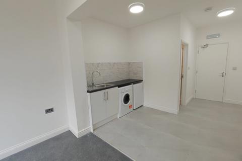 Studio to rent, Ashburnham Road, Luton, Bedfordshire