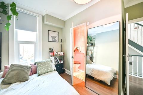 15b Washington Road, Worcester Park, KT4 8JG