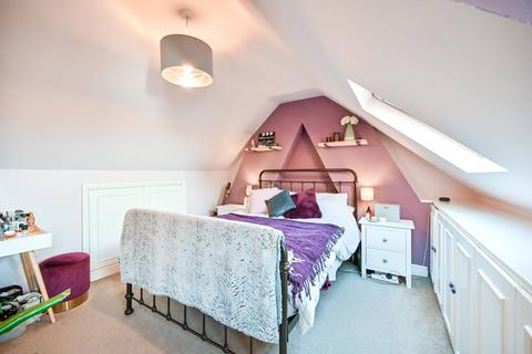 15b Washington Road, Worcester Park, KT4 8JG