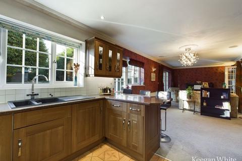 5 bedroom detached house for sale - South Side, High Wycombe