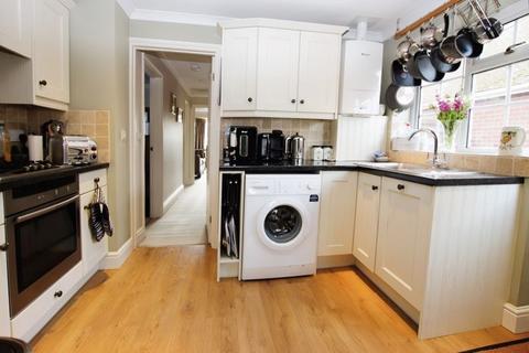 2 bedroom detached bungalow for sale - KIDLINGTON
