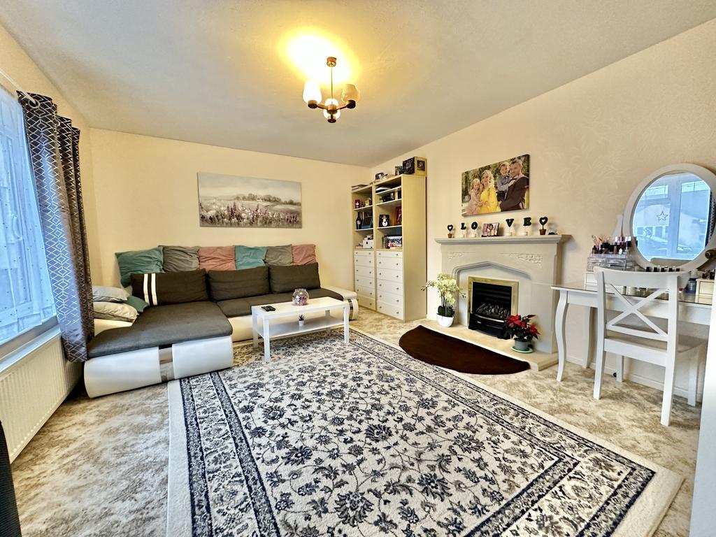 Woodborough Drive, 3 bed bungalow £1,100 pcm (£254 pw)