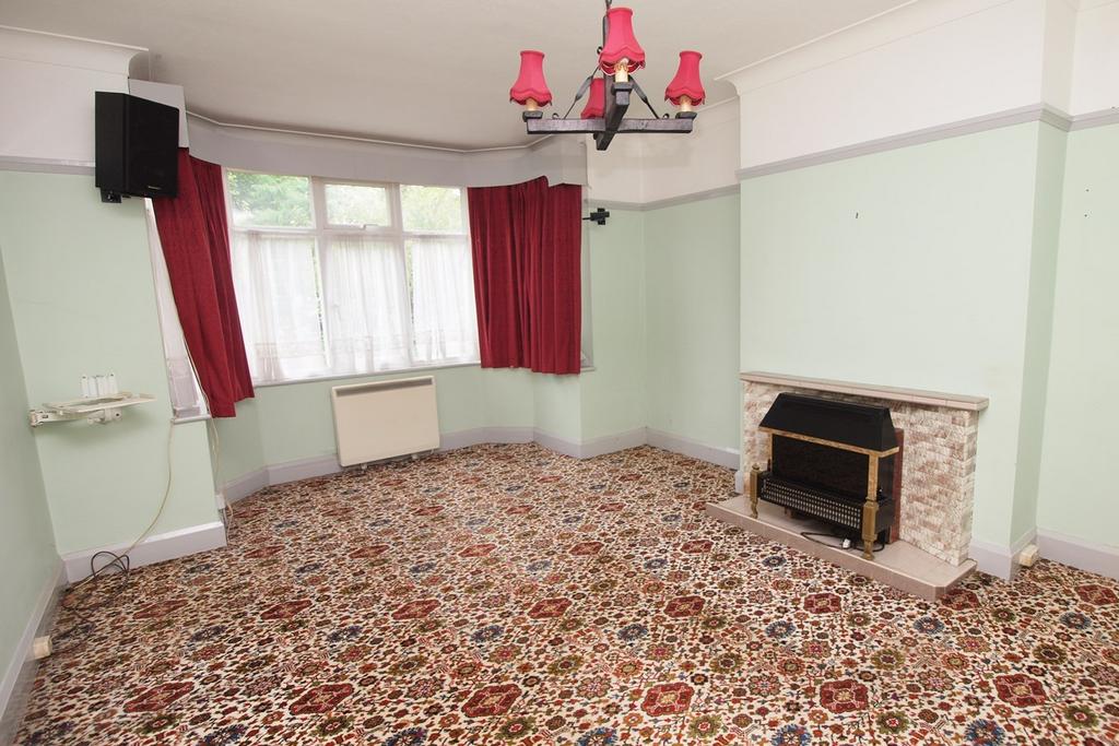 Goodhart Way, West Wickham, BR4 3 bed semidetached house £695,000