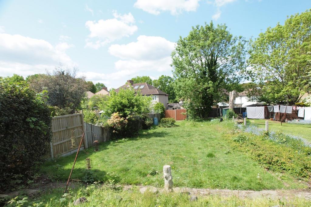 Goodhart Way, West Wickham, BR4 3 bed semidetached house £695,000