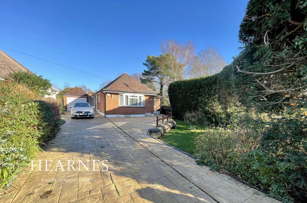 Harewood Avenue, Littledown, Bournemouth, BH7 3 bed detached house £