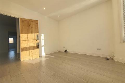 2 bedroom end of terrace house to rent, Copsewood Road, Watford