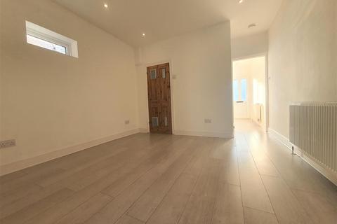 2 bedroom end of terrace house to rent, Copsewood Road, Watford