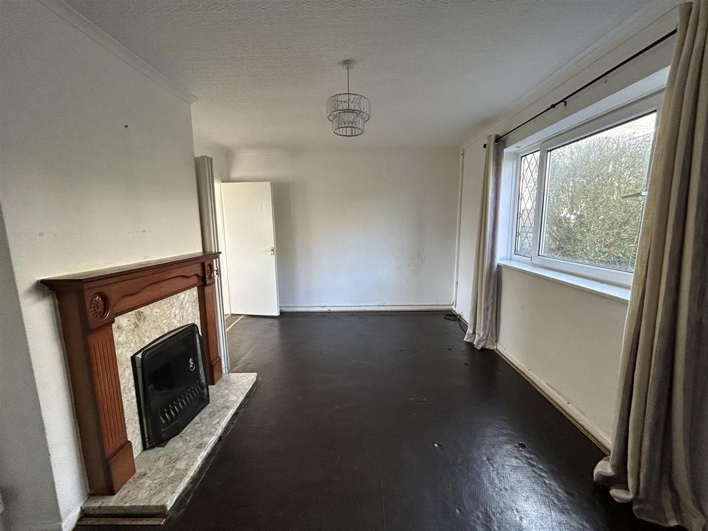 Heol Llethryd, Pontyberem, Llanelli 3 bed semidetached house £99,950