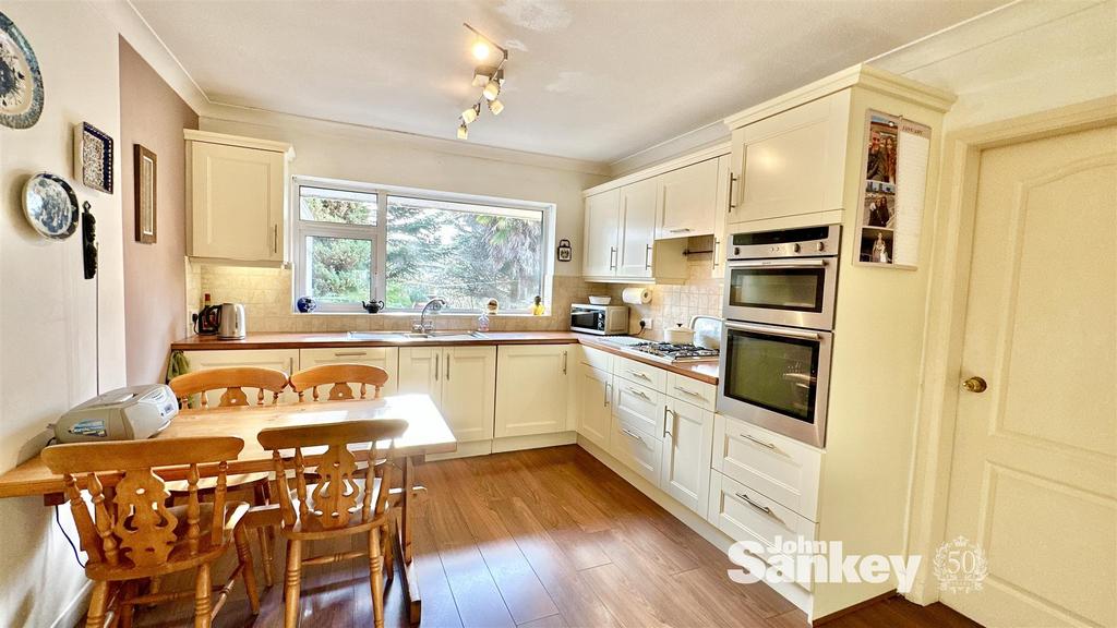 Chatsworth Drive, Mansfield 3 bed detached bungalow £360,000