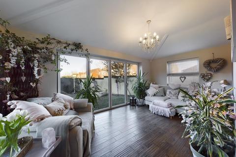 1 Constantine Crescent, Scarborough, YO12 4LQ