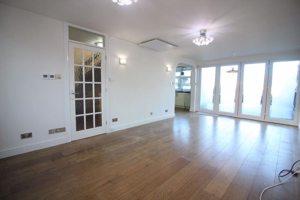 Falconer Road, Bushey 4 bed house £2,400 pcm (£554 pw)