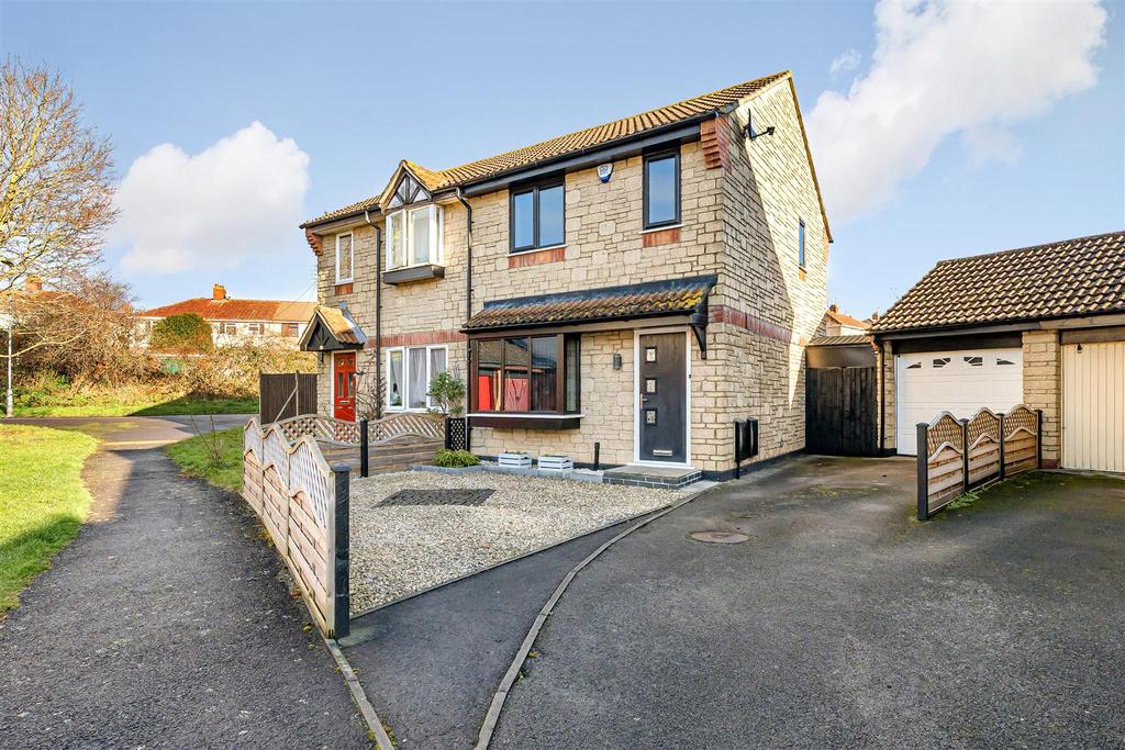 Shellthorn Grove, Bridgwater 2 bed semidetached house for sale £245,000
