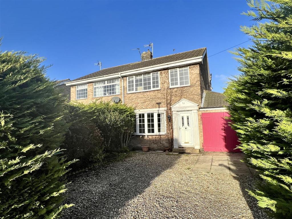 Cherry Drive, HolmeOnSpaldingMoor 3 bed semidetached house £180,000