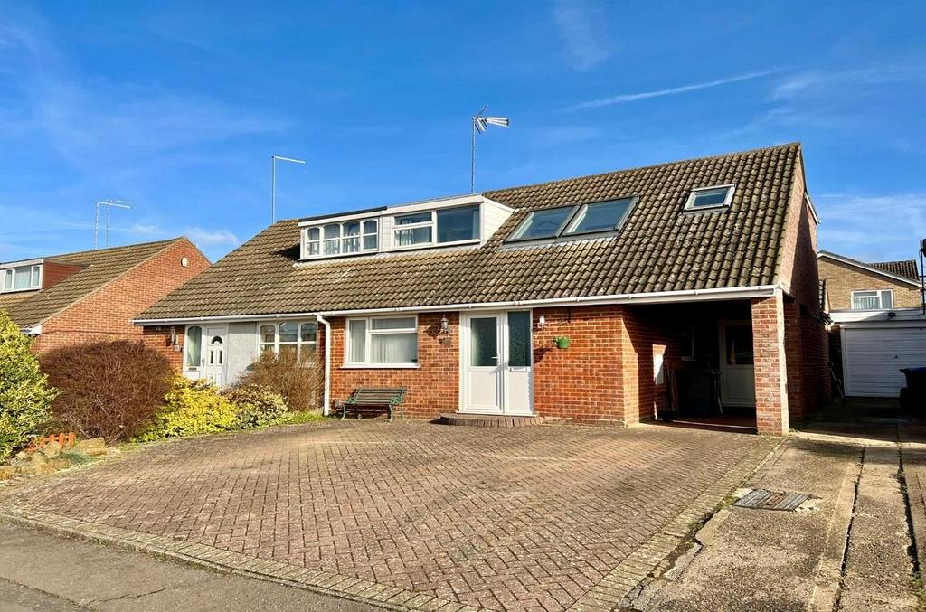Reynard Way, Kingsthorpe, Northampton NN2 4 bed semidetached house for