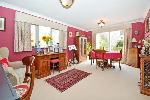 8 Barcroft Grove, Yeadon, Leeds, LS19 7XZ