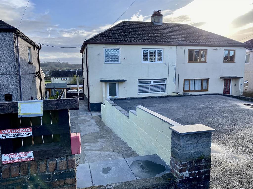 Blaenau Road, Llandybie, Ammanford 3 bed semidetached house £165,000