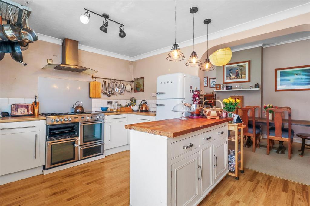 Western Road, Hailsham 4 bed semidetached house £325,000