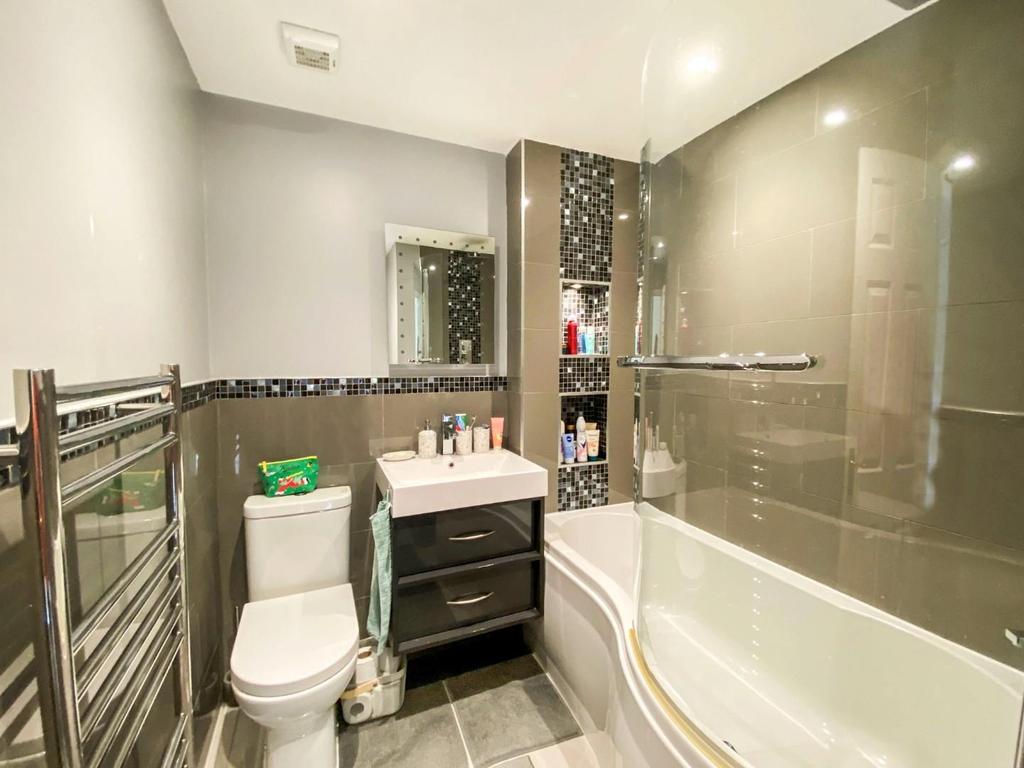 Bathroom.JPG