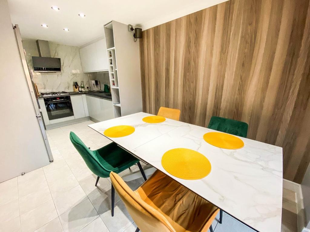 Dining Kitchen.JPG