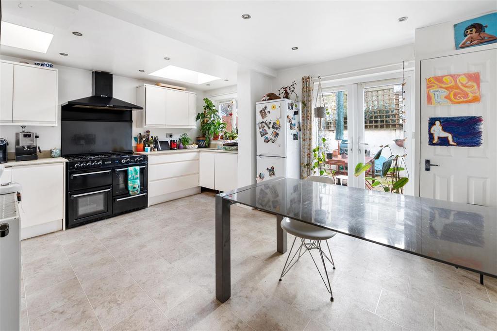 Prince Road, London N16 4 bed house £4,300 pcm (£992 pw)