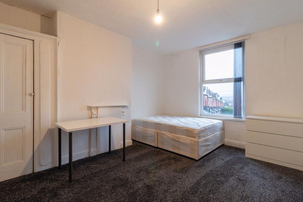 Royal Park Grove, Leeds, West Yorkshire 3 bed house £1,235 pcm (£285 pw)