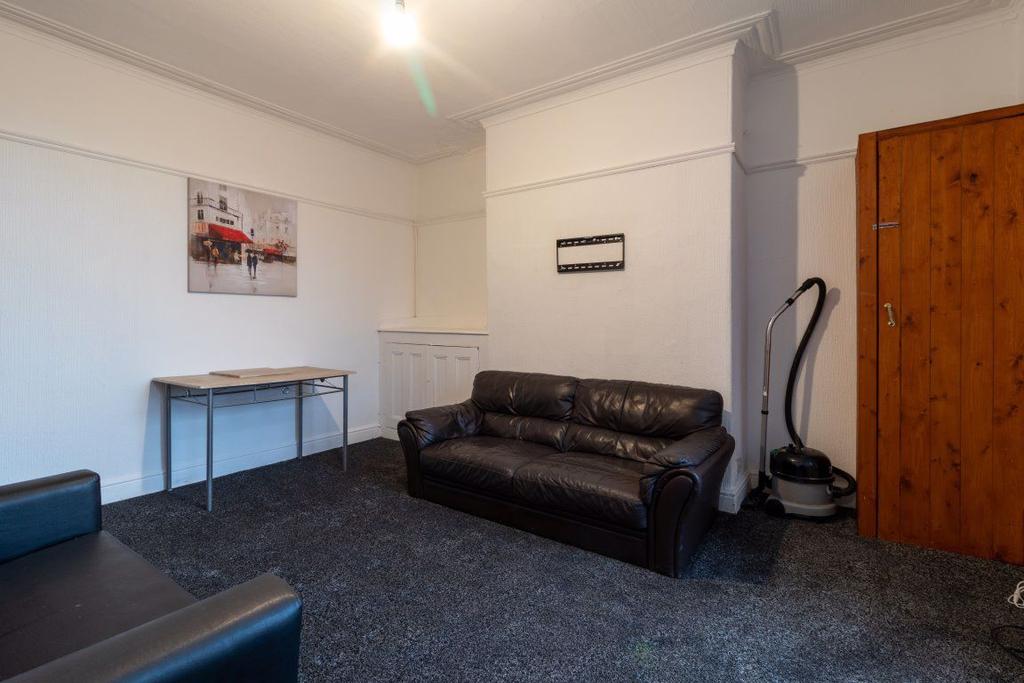 Royal Park Grove, Leeds, West Yorkshire 3 bed house £1,235 pcm (£285 pw)