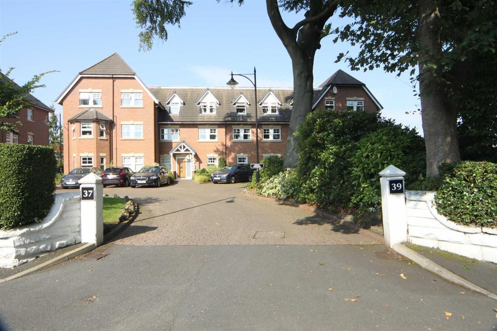 Wellington Road, Timperley 2 bed apartment £1,200 pcm (£277 pw)