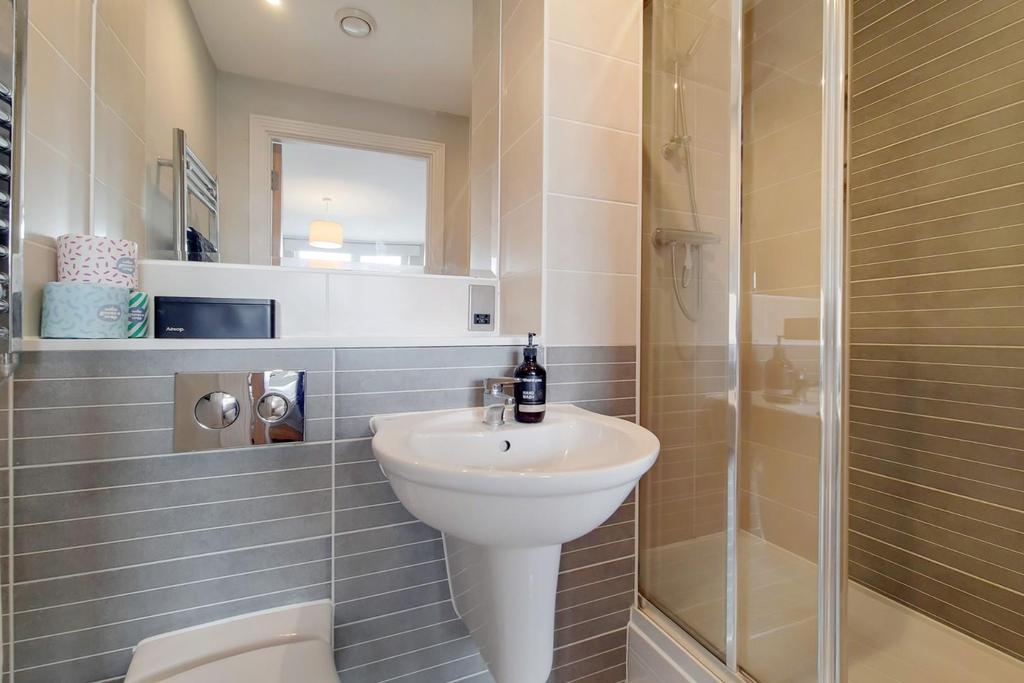 4 Main Ensuite-0.jpg