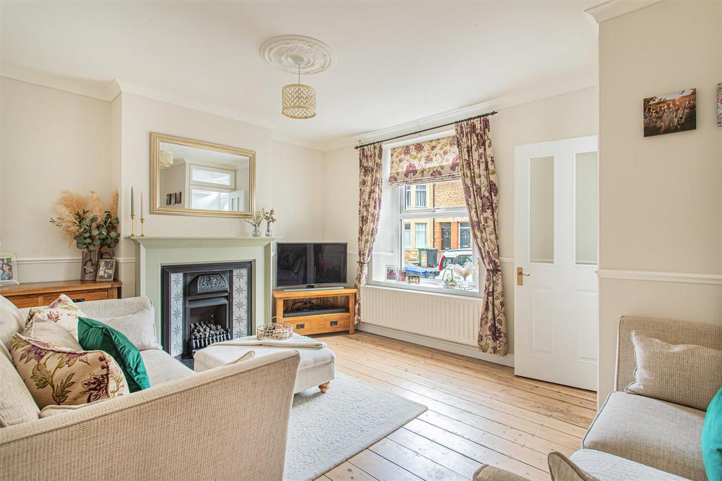 Park Lane, Chippenham 3 bed terraced house £300,000