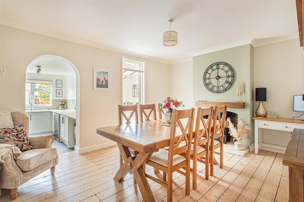 Park Lane, Chippenham 3 bed terraced house £300,000