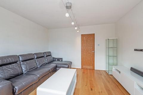 2 bedroom flat to rent - Hainault Road, London