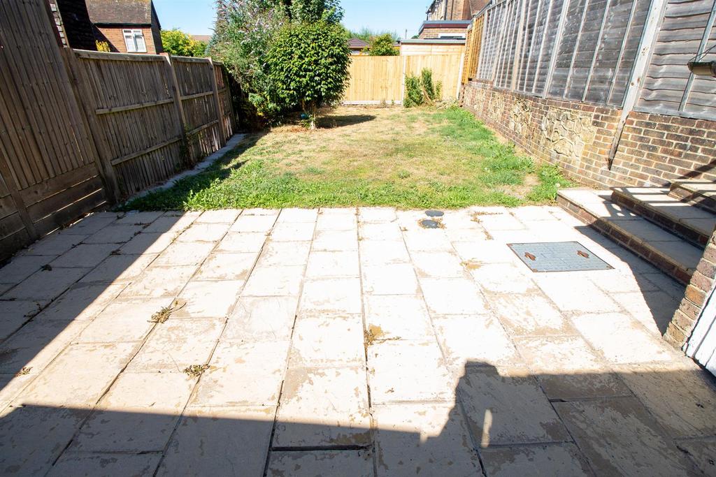 Colwell Road, Haywards Heath 2 bed terraced house £1,300 pcm (£300 pw)
