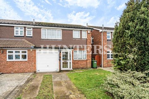 3 bedroom house for sale - Hilary Close, Hornchurch