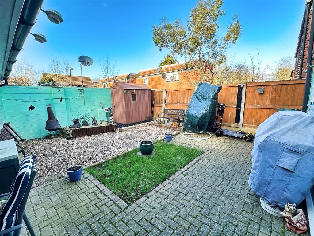 Gibbwin, Great Linford, Milton Keynes 4 bed end of terrace house £300,000