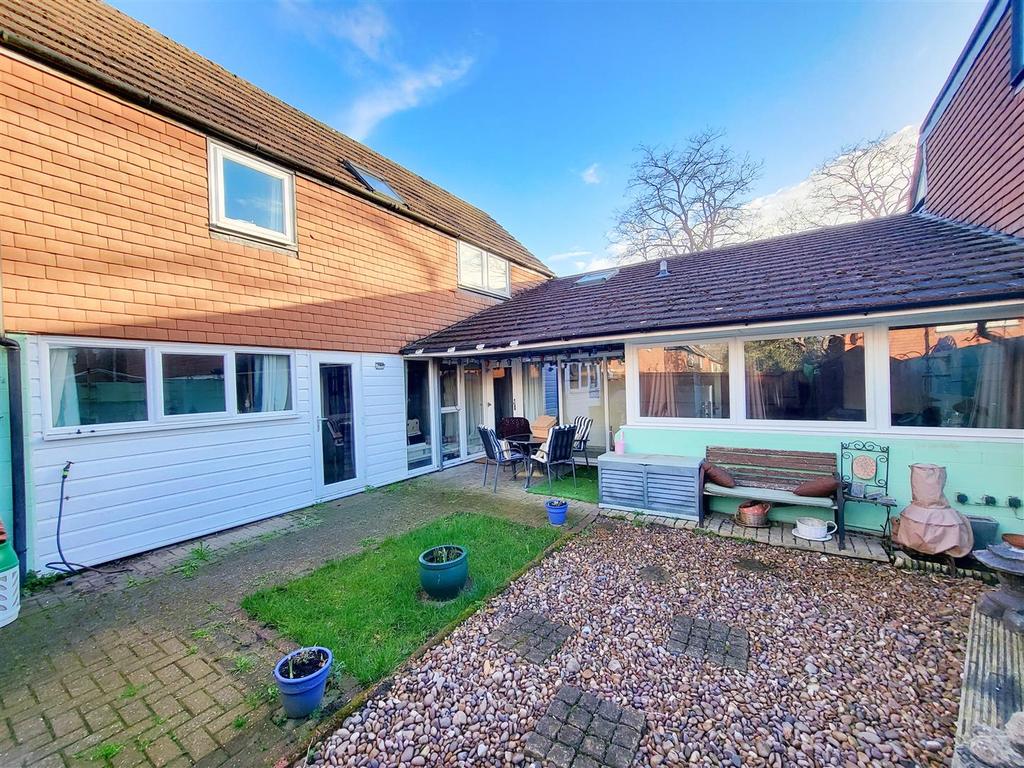 Gibbwin, Great Linford, Milton Keynes 4 bed end of terrace house £300,000