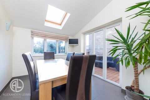 5 Broadcroft, Letchworth Garden City, SG6 3UA