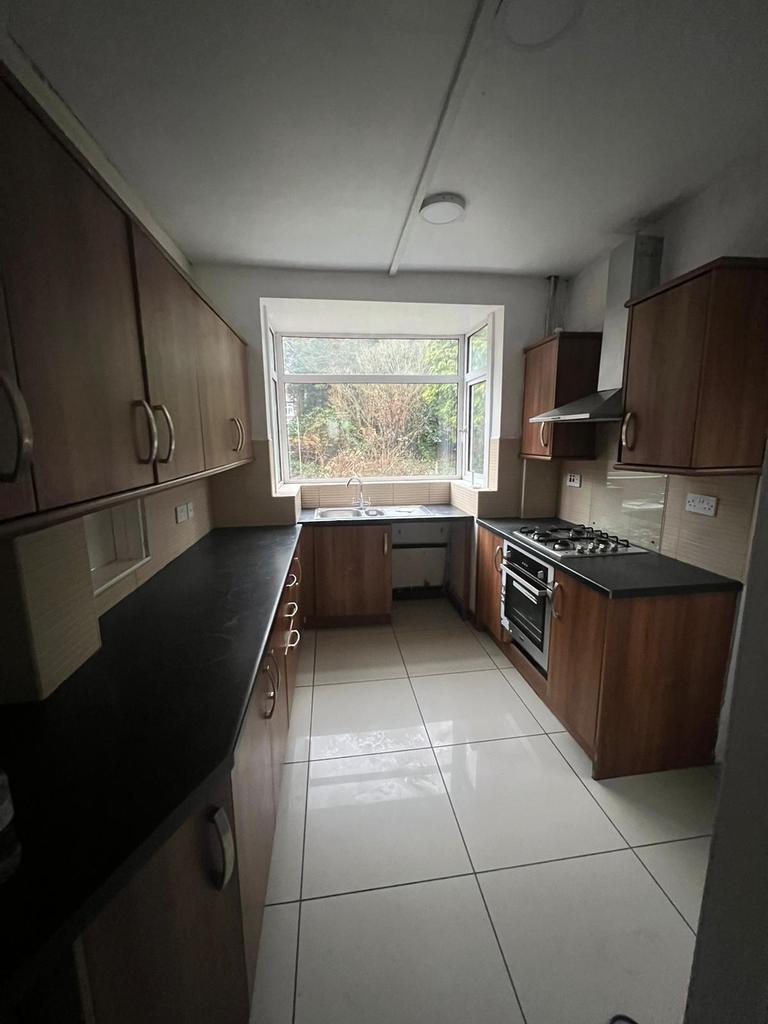 Thurnview Road, Leicester, LE5 3 bed semidetached house £1,100 pcm