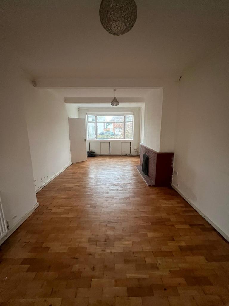 Thurnview Road, Leicester, LE5 3 bed semidetached house £1,100 pcm