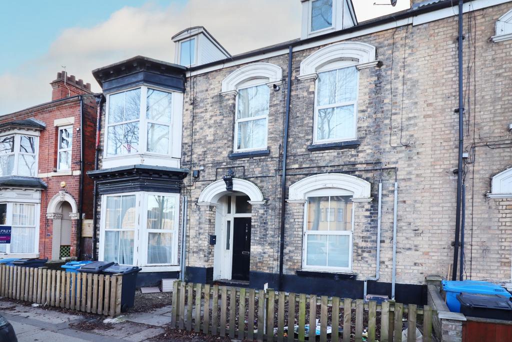 2 Bedroom Flat - For Sale by Auction