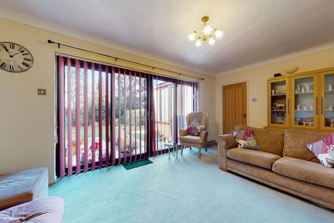 8 Chantry Close, Great Billing, Northampton, NN3 9EG