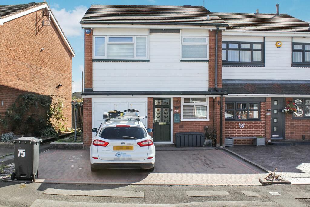 Chichester Avenue, Dudley, West Midlands 3 bed end of terrace house £