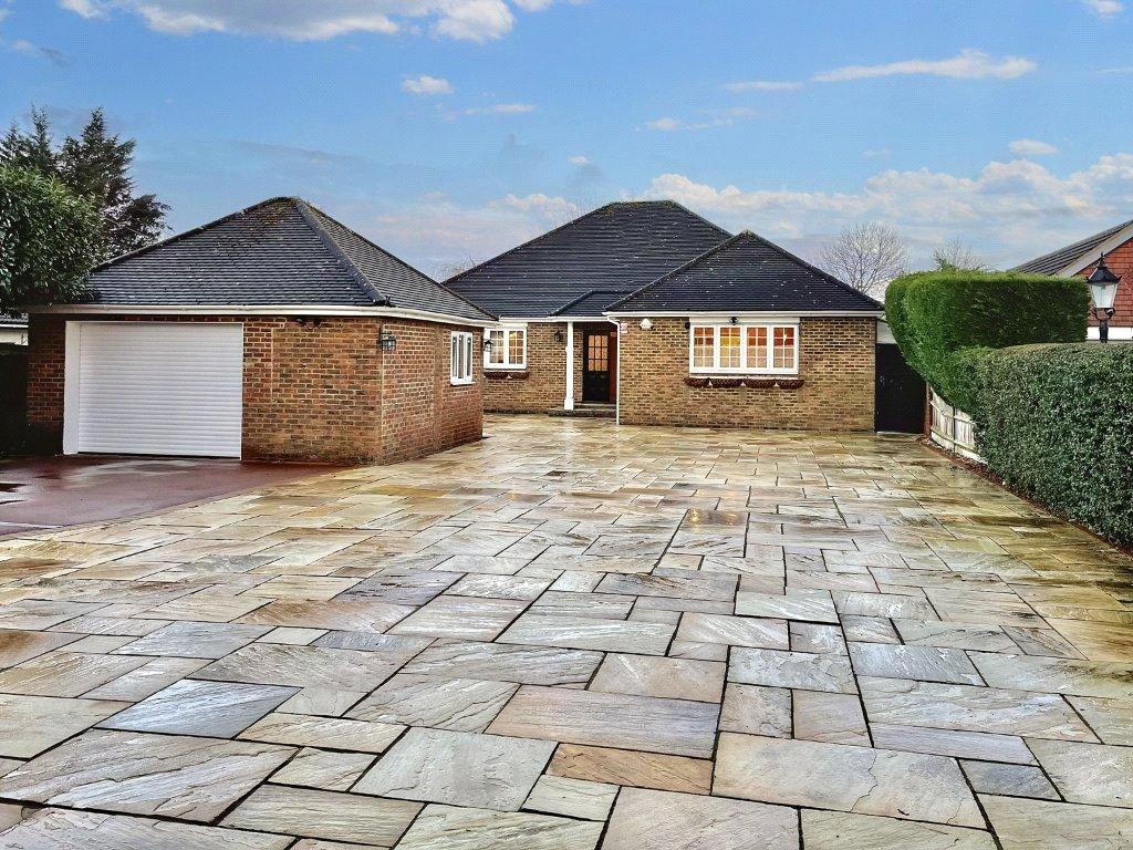The Drive, Ickenham, Uxbridge, UB10 4 bed bungalow £3,850 pcm (£888 pw)
