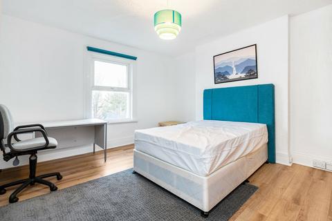 4 bedroom maisonette to rent, Vicarage Road, Leyton, E10