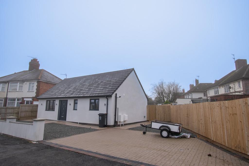 Meredith Road, Leicester 3 bed detached bungalow £1,100 pcm (£254 pw)