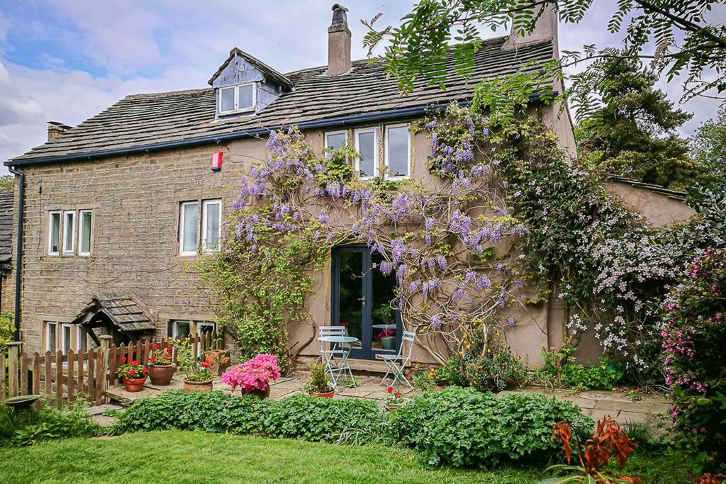 Simmondley Village, Glossop, SK13 4 bed cottage for sale £800,000