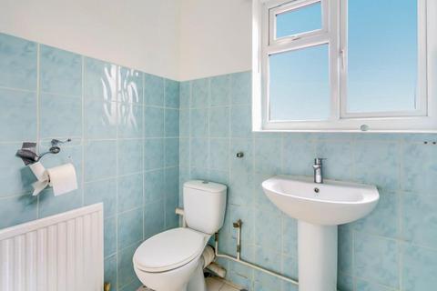 2 bedroom flat to rent, Whitchurch Lane, Edgware, HA8